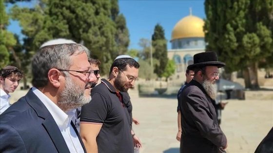 المتطرف بن غفير ومجموعة من المستوطنين يقتحمون المسجد الأقصى