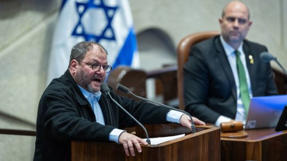 MK Ofer Cassif speaks during a discussion and a vote on his expulsion at the assembly hall of the Knesset, the Israeli parliament in Jerusalem, February 19, 2024. Photo by Yonatan Sindel/Flash90 *** Local Caption *** הצבעה
כנסת
מליאה
אמיר אוחנה
הדחה
עופר
כסיף
דיון