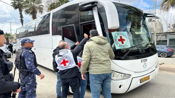من ظلمات السجون إلى مستشفى شهداء الأقصى.. الاحتلال يفرج عن ثلاثة أسرى عبر الصليب الأحمر