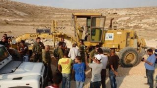 تصاعد في الانتهاكات.. الاحتلال يستولي على جرافة غرب رام الله ويقتحم بلدات في بيت لحم والخليل وطولكرم