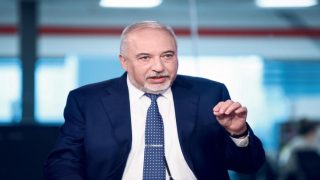 ليبرمان يهاجم نتنياهو: الجنود في لبنان “بط في ميدان رماية” وبوجودي ما كان ليحدث 7 أكتوبر