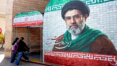 خلفاً لوالده وتحت مجهر الشائعات.. طهران ترسم رواية “القيادة من الظل” للمرشد مجتبى خامنئي