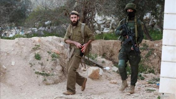في مشهد صادم.. المستوطنون ينبشون قبر مسن جنوب جنين والاحتلال يجبر عائلته على دفنه مرتين