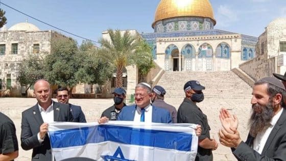 بن غفير يقتحم الأقصى ويرفع علم الاحتلال قبيل انطلاق “مسيرة الأعلام” الاستفزازية