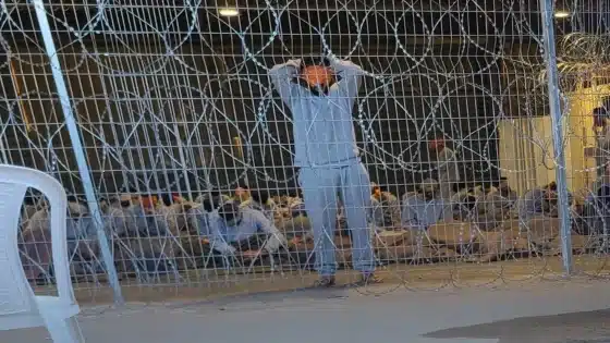 نتنياهو وساعر يأمران بمقاضاة “نيويورك تايمز” بتهمة التشهير بسبب تقرير عن “عنف جنسي”