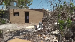 “حجر بحجر”.. فلسطيني يتحدى ركام غزة ويبني مأواه من الطين ومخلفات الحرب