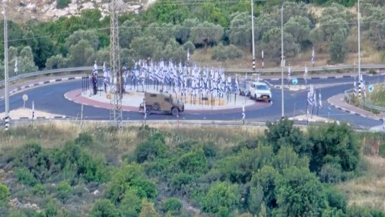 مستوطنون يرفعون أعلام الاحتلال على مداخل شمال رام الله