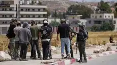 مستعمرون يعتدون على المواطنين و يهاجمون بيت إكسا شمال غرب القدس