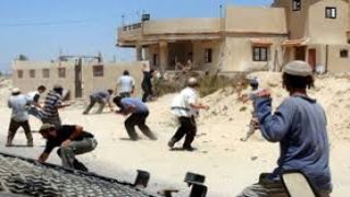 مستعمرون يقتحمون تجمع وادي الحيات غرب العوجا شمال أريحا ويعتدون على مواطنين ويخربون ممتلكاتهم في مناطق متفرقة بالخليل