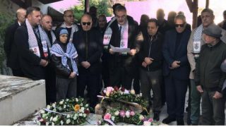إكليلا من الزهور على النصب التذكاري لشهداء حمام الشط يضعه السفير القدومي