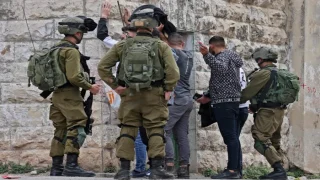 قوات الاحتلال تعتقل ثلاثة شبان خلال اقتحام قريتي دير أبو مشعل وأبو شخيدم شمال غرب رام الله