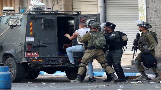 الاحتلال يعتقل 4 مواطنين خلال اقتحام مخيم الفوار جنوب الخليل