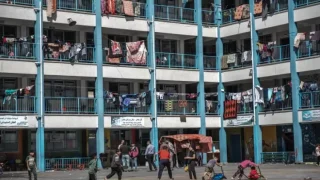 غزة: انطلاق عملية إخلاء مراكز الإيواء في المدارس والمباني الحكومية ونقل النازحين إلى مواقع أخرى