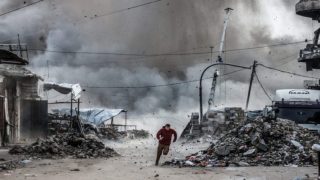 غزة الاحتلال ينسف منازل بخان يونس وبيت لاهيا