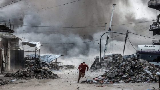 غزة الاحتلال ينسف منازل بخان يونس وبيت لاهيا