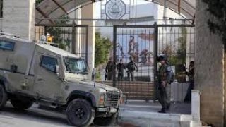 الاحتلال يقتحم سكنات الجامعة الأمريكية التي يعيش فيها نازحو مخيم جنين و تغلق مداخل رئيسية في حوسان غرب بيت لحم