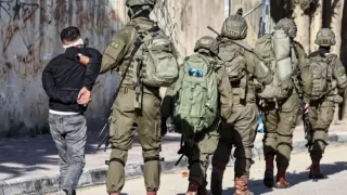 حملة مداهمات واسعة في الضفة: الاحتلال يعتقل 12 مواطناً بينهم سيدة وينصب حواجز عسكرية