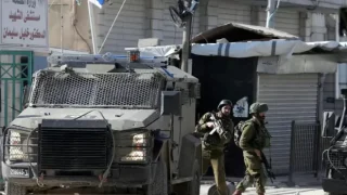 حملة مداهمات واسعة: الاحتلال يشن اعتقالات بالضفة ويحول منازل لثكنات عسكرية وسط مواجهات ميدانية