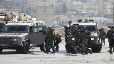 الاحتلال يقتحم مخيم شعفاط برفقة طواقم البلدية ويحطم يافطات المحال التجارية