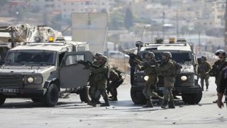 الاحتلال يقتحم مخيم شعفاط برفقة طواقم البلدية ويحطم يافطات المحال التجارية