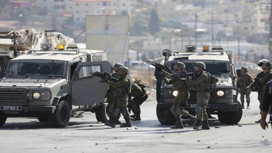 الاحتلال يقتحم مخيم شعفاط برفقة طواقم البلدية ويحطم يافطات المحال التجارية
