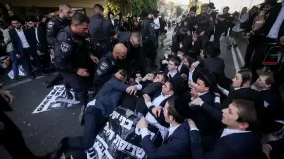 تقرير معهد السياسات اليهودية: الاستقطاب الداخلي يتصدر مخاوف الإسرائيليين ويتفوق على التهديد النووي الإيراني
