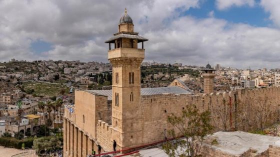 أعمال صيانة “مريبة” داخل المسجد الإبراهيمي.. وتخوفات من فرض واقع جديد بعد إلغاء “اتفاق الخليل”