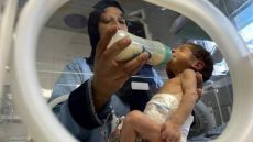تحذيرات من كارثة صحية.. نفاد حليب الأطفال في مجمع ناصر الطبي يهدد حياة الرضع بقطاع غزة