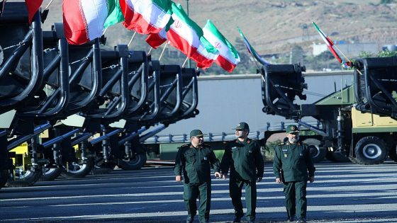 الحرس الثوري يتلسم راجمات صواريخ أرض ـ أرض بحضور وزير الدفاع
