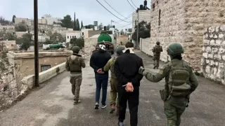 حملة مداهمات واسعة.. الاحتلال يعتقل عدداً من المواطنين والعمال في مناطق متفرقة بالضفة والقدس