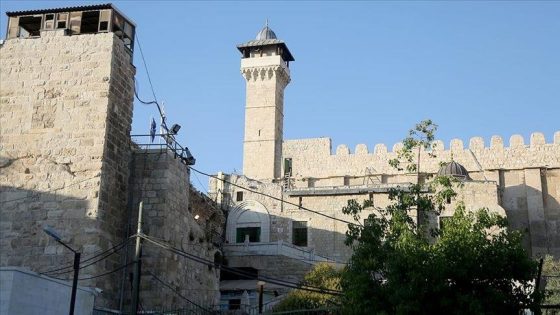لطمس معالمه الإسلامية.. الاحتلال يبدأ ببناء سقف فوق “الصحن الداخلي” للمسجد الإبراهيمي في الخليل