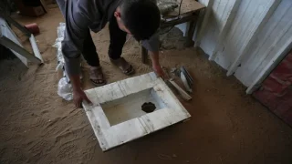 أزمة المراحيض في غزة: معركة البحث عن الكرامة المفقودة خلف ستائر الخيام