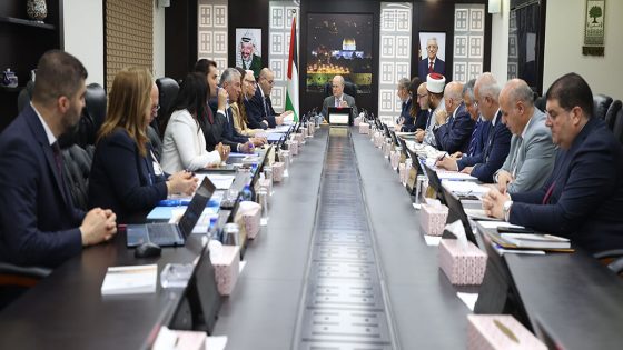 محمد مصطفى يطالب بضغط أوروبي لوقف انتهاكات الاحتلال ويستعرض التداعيات الاقتصادية الحادة