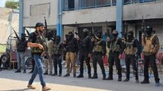 تقرير إسرائيلي: مشروع تسليح ميليشيات في غزة يواجه انتقادات وتحذيرات من تداعيات أمنية