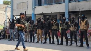 تقرير إسرائيلي: مشروع تسليح ميليشيات في غزة يواجه انتقادات وتحذيرات من تداعيات أمنية