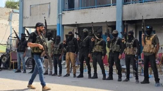 تقرير إسرائيلي: مشروع تسليح ميليشيات في غزة يواجه انتقادات وتحذيرات من تداعيات أمنية
