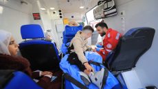 مغادرة 83 مريضا ومرافقا عبر معبر رفح