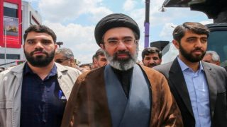 المرشد الإيراني: سنحاسب قتلة المرشد الراحل ونثأر لدمائه