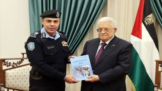 من إصدار قيادة الشرطة الرئيس يتسلم كتيبا خاصا