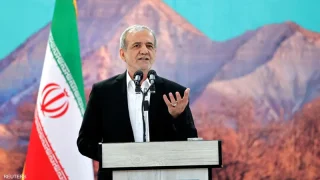 صحيفة أمريكية تكشف تفاصيل تعرض الرئيس الإيراني ووزير خارجيته لهجوم جسدي وسط انقسامات حادة