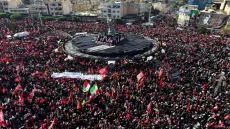 إيران تواصل لليوم الرابع مراسم تشييع المرشد الراحل علي خامنئي وسط حشود غفيرة في طهران