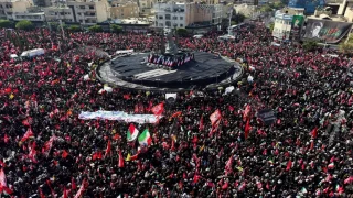 إيران تواصل لليوم الرابع مراسم تشييع المرشد الراحل علي خامنئي وسط حشود غفيرة في طهران