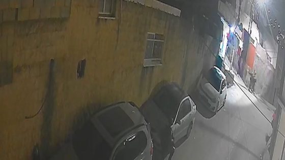 توثيق مشهد صادم.. جندي احتلال يلقي قنبلة صوتية داخل مركبة عائلة فلسطينية في قلنديا