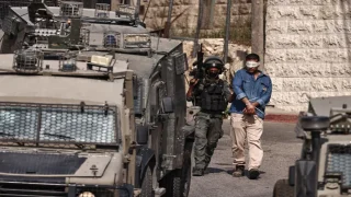 حملة دهم واعتقالات واسعة.. الاحتلال يطال 12 مواطناً ويفتش منازل في نابلس وجنين والخليل وطولكرم