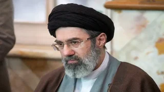 وسط غياب لافت لنجله مجتبى.. طهران تشهد صلاة الجنازة على جثمان المرشد الراحل علي خامنئي