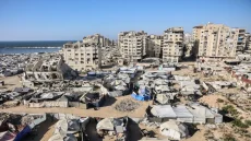 مساعٍ دولية لإدارة ملاجئ إنسانية برفح بالتزامن مع تطلع فلسطيني لردع الانتهاكات الإسرائيلية