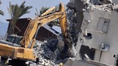 قوات الاحتلال تهدم منزلاً مأهولاً جنوبي الخليل وتشرّد 15 فرداً في العراء